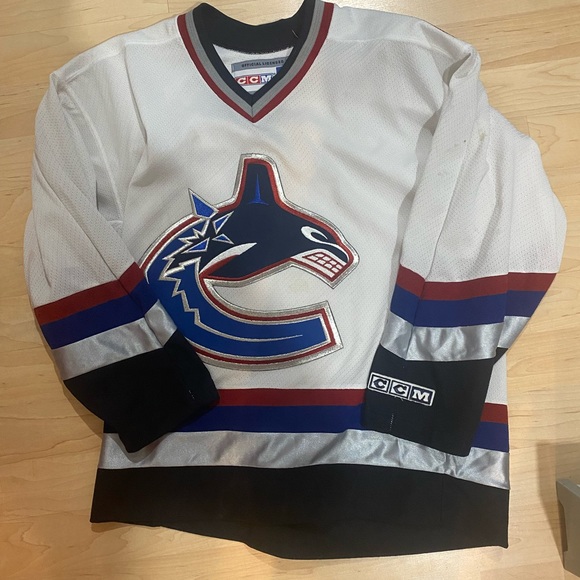 Vintage CCM Vancouver Canucks Men’s Jersey Youth L/XL - Picture 1 of 6